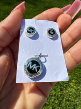 Load image into Gallery viewer, Dije y aretes mediano
